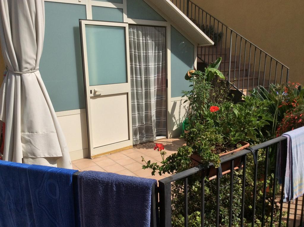 Cozy Apartment By The Sea Acireale Esterno foto